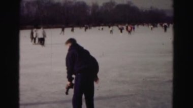 İnsanlar buzda kayıyor.