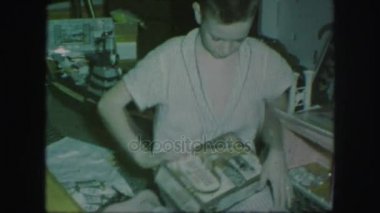 açma çocuk hediye sarılmış 