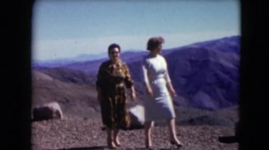 yetişkin kadın kucaklayan