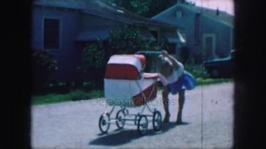 küçük kız bebek arabası ile oynamak