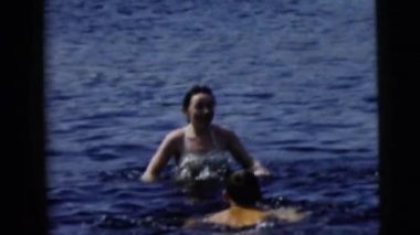 Nehirde Yüzme insanlar