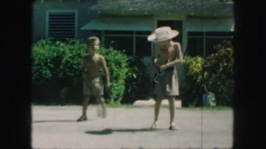 silah oyuncakla oynamak çocuklar