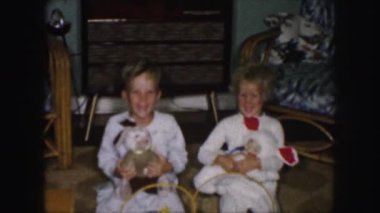 Yumuşak oyuncaklar tutan çocuklar