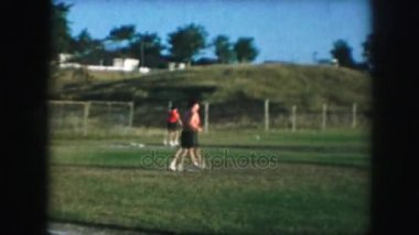 Beyzbol oynayan gençler