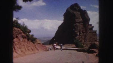 dağ yolda yürürken insanlar