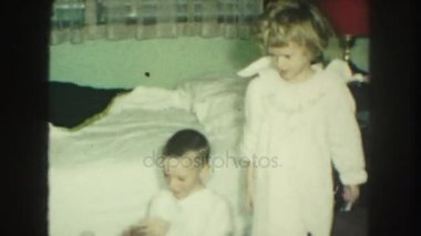 Çocuklar evde oynarken