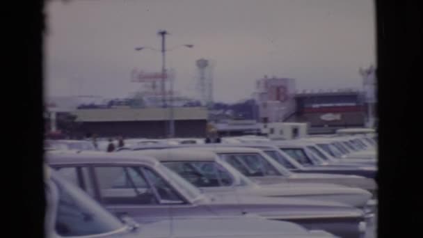 Estacionamento com carros retro — Vídeo de Stock