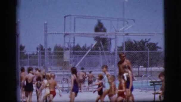 Niños yendo a la piscina — Vídeos de Stock