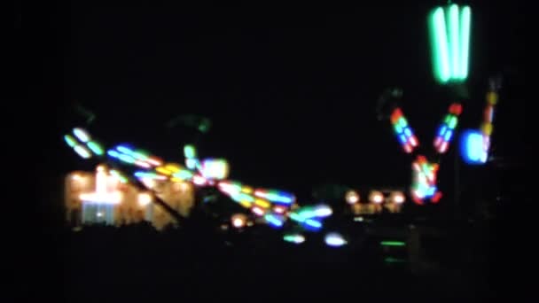 Світлові визначні пам'ятки в парк розваг вночі — стокове відео