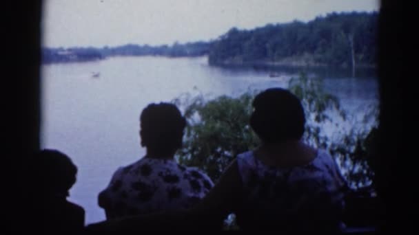 Ženy strom poblíž jezera — Stock video