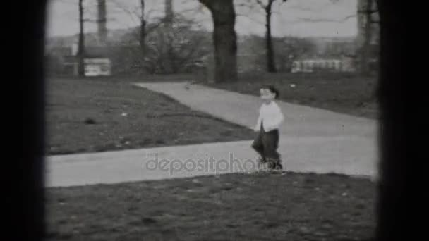 Garçon courir avec oiseau — Video