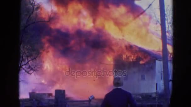 Hatalmas tüzet teljesen tönkre a ház — Stock videók
