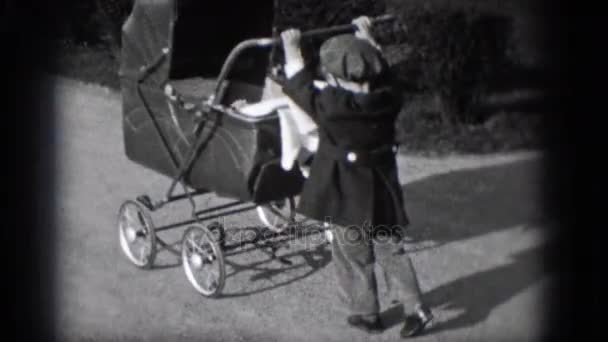 Ребенок бегает с коляской — стоковое видео