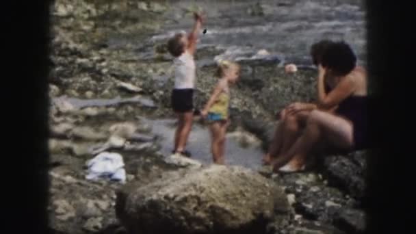 Barnen har roligt på klippstrand — Stockvideo