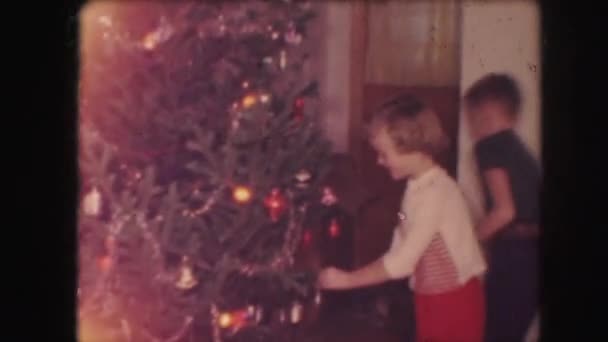 Çocuklar Noel ağacı süsleme — Stok video