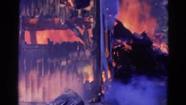 巨大な火は完全に家を破壊します。 — ストック動画