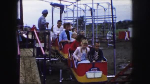 Άνθρωποι διασκεδάζουν στο rollercoaster — Αρχείο Βίντεο