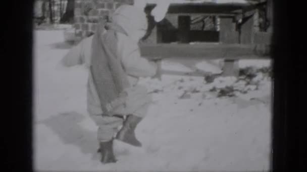 Niño jugando en la nieve — Vídeo de stock