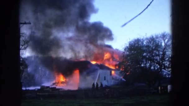Büyük yangın tamamen yok evi — Stok video