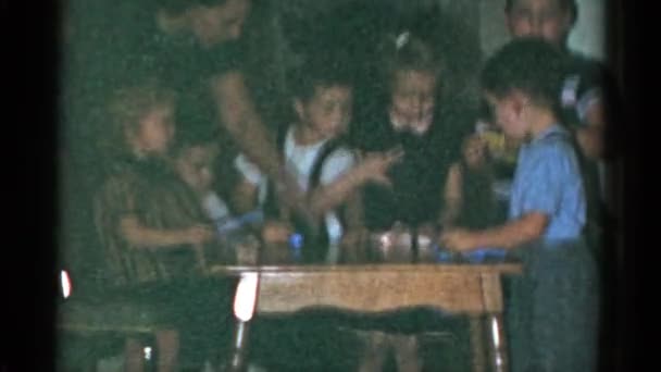 Niños jugando en mesa de madera — Vídeos de Stock