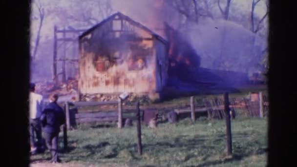 Énorme incendie complètement détruire la maison — Video