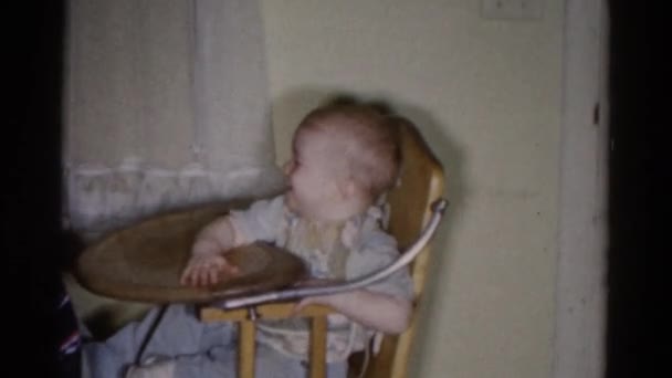 Säugling sitzt im Holzstuhl — Stockvideo