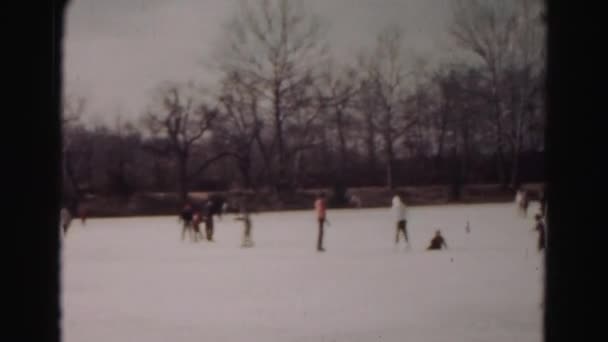 Eislaufen auf dem Eis — Stockvideo