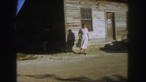 妇女下没有旧的乡村房子 — 图库视频影像