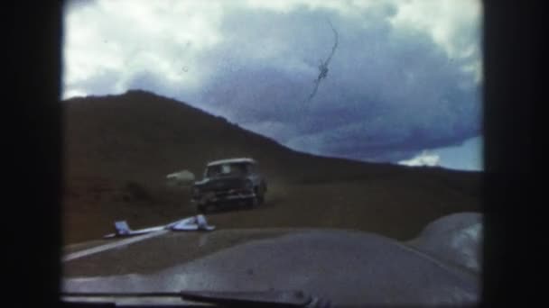 POV desde el coche a caballo en las montañas — Vídeos de Stock