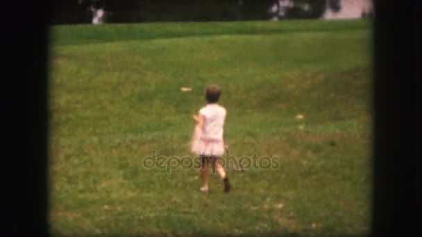 Barn kör på gräsmatta — Stockvideo