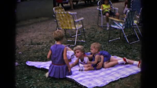 Crianças brincando na reunião de família francesa — Vídeo de Stock