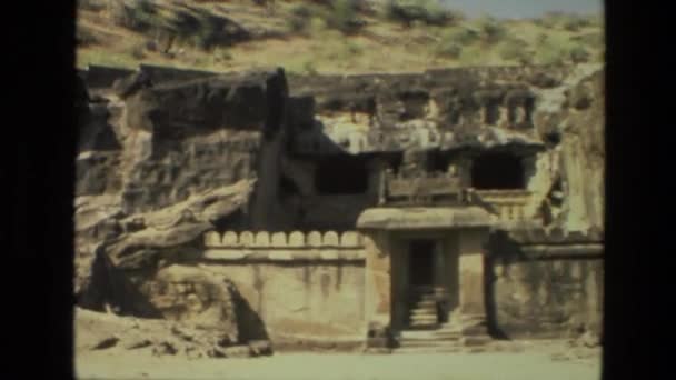 Viejos edificios en ruinas en la montaña — Vídeos de Stock