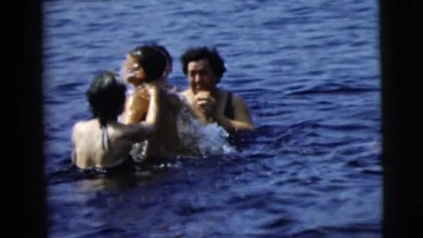 Personas nadando en el río — Vídeo de stock