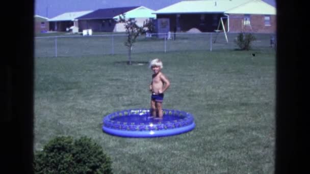 Junge steht im Hinterhof-Pool — Stockvideo