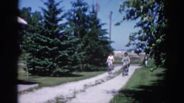 Duas mulheres andando de bicicleta — Vídeo de Stock