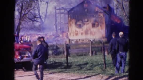 Enorme brand volledig vernietigen huis — Stockvideo