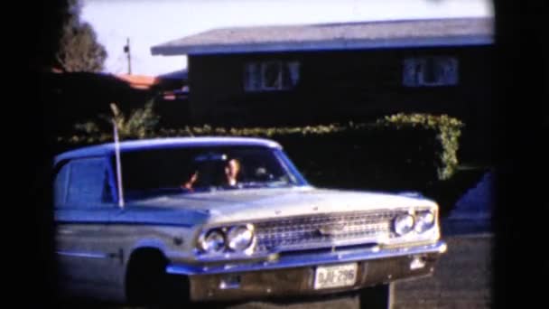 Hombre conduciendo coche en el campo — Vídeos de Stock