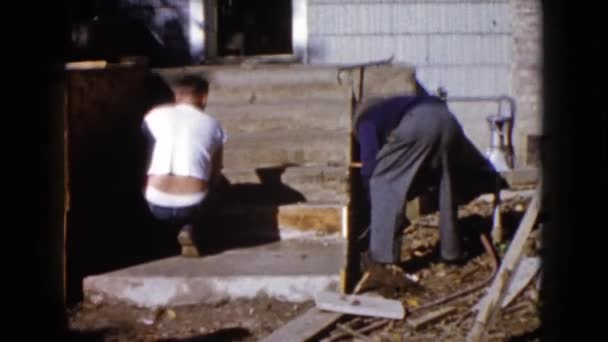 Männer arbeiten auf Baustelle — Stockvideo