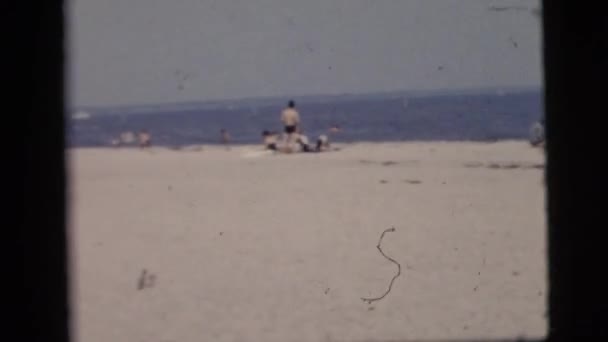 Emberek, pihennek a tengerparton — Stock videók