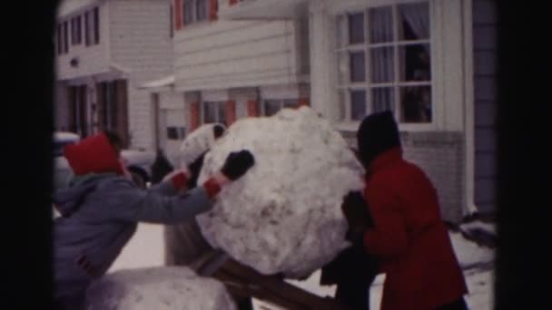 Niños haciendo muñeco de nieve en el patio — Vídeo de stock