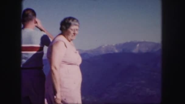 Bărbat și femeie pe munte punct de vedere — Videoclip de stoc