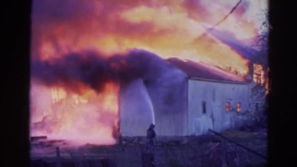 Großbrand zerstört Haus komplett — Stockvideo