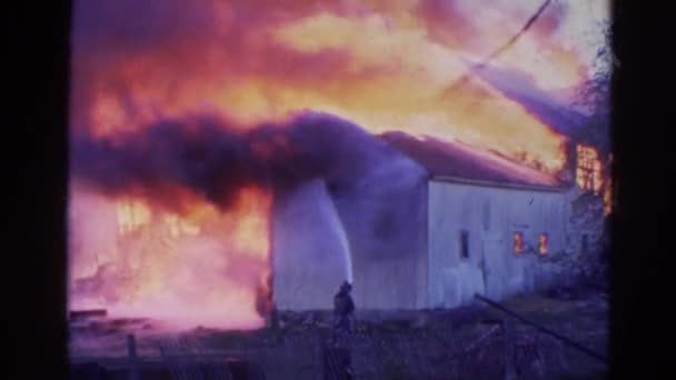 Énorme incendie complètement détruire la maison — Video