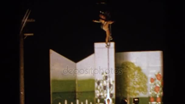 トリックを実行する acrobat 女性 — ストック動画