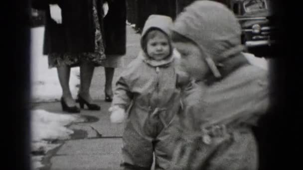 Kinder gehen im Winter im Freien — Stockvideo