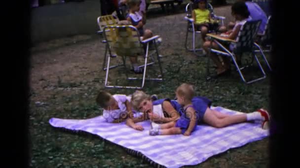 Enfants jouant sur la réunion de famille française — Video