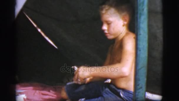 Маленький мальчик играет в палатке — стоковое видео