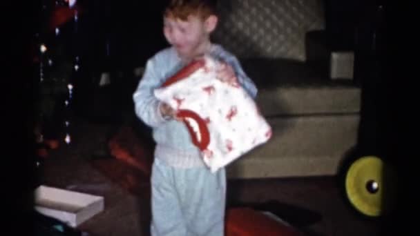 Criança desembrulhando presentes de Natal — Vídeo de Stock