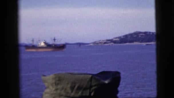 Θαλασσογραφία με πλοίο και βράχια — Αρχείο Βίντεο