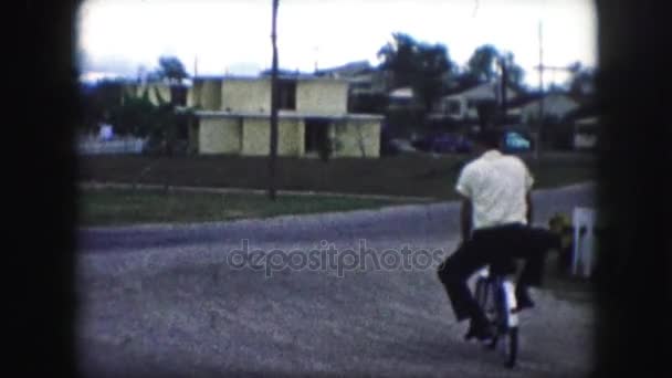 Mujer conduciendo bicicleta — Vídeo de stock